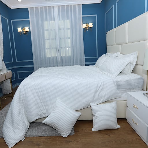 Mẫu chăn ga giường khách sạn trắng kẻ sọc